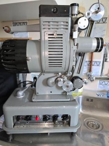 Debrie oude buizen 16 mm filmprojector. beschikbaar voor biedingen