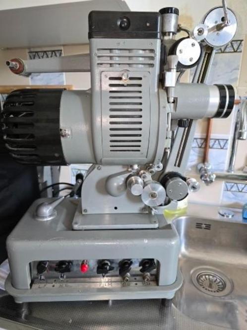 Debrie oude buizen 16 mm filmprojector., Audio, Tv en Foto, Filmrollen, 16mm film, Ophalen of Verzenden