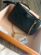 LOUIS VUITTON Easy Pouch On Strap - Zwart, Ophalen of Verzenden, Zo goed als nieuw, Zwart, Schoudertasje