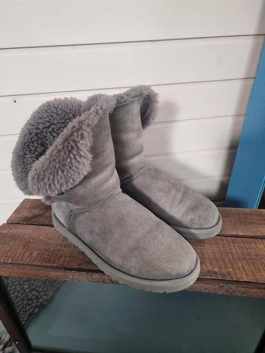 Originele UGG's - Bailey Button - maat 39 -, Kleding | Dames, Schoenen, Gedragen, Lage of Enkellaarzen, Grijs, Ophalen of Verzenden