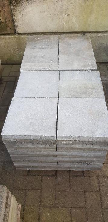 Betontegels 60x30 en 50x25 en 20x30 gebruikt te koop beschikbaar voor biedingen