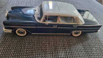 Mercedes-Benz 300SE Revell, 1:18 beschikbaar voor biedingen