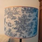 Zeer mooie Toile de jouy lampenkap blauw creme blush roze, Huis en Inrichting, Lampen | Lampenkappen, 25 tot 50 cm, Rond, Nieuw