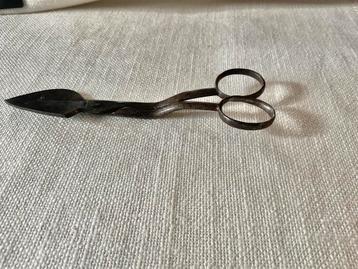 Zeer oud handgsmeed schaartje beschikbaar voor biedingen