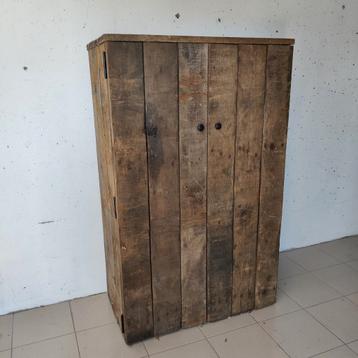 Kast, robuust hout in Hoffz stijl beschikbaar voor biedingen