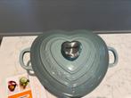 NIEUWE Le Creuset hartjespan 20 cm Sea Salt, Gietijzer, Nieuw, Ophalen of Verzenden, Keramische plaat