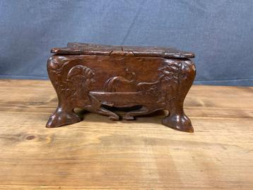 Antiek Art Nouveau kistje in notenhout beschikbaar voor biedingen