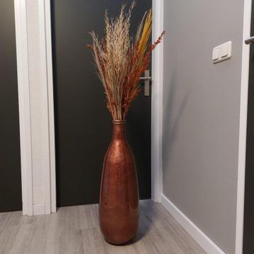 vaas met droogbloemen beschikbaar voor biedingen