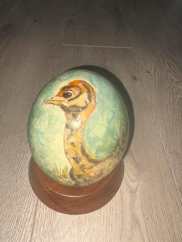 Beschilderd Struisvogelei op Mahonie Sokkel (voetstuk) beschikbaar voor biedingen