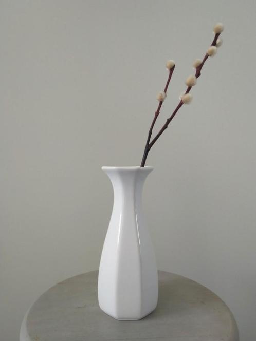 Lief wit vintage vaasje., Huis en Inrichting, Woonaccessoires | Vazen, Zo goed als nieuw, Wit, Minder dan 50 cm, Aardewerk of Porselein