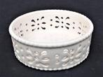 Royal Creamware - Schaaltje met opengewerkte rand - ZGAN, Ophalen of Verzenden, Effen, Aardewerk, Schaal of Schalen