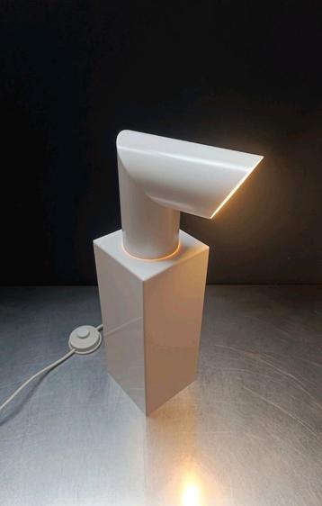 Minimalistische Modern Design Tafellamp  beschikbaar voor biedingen