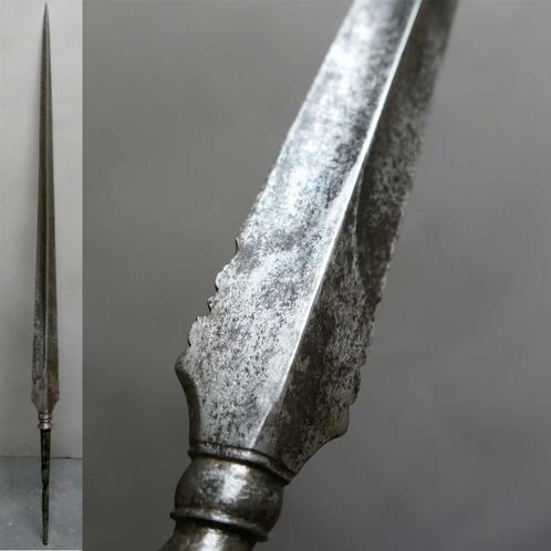 Lange Lanspunt met driehoekig blad uit Indonesie TB1 Tombak, Antiek en Kunst, Kunst | Niet-Westerse kunst, Ophalen of Verzenden