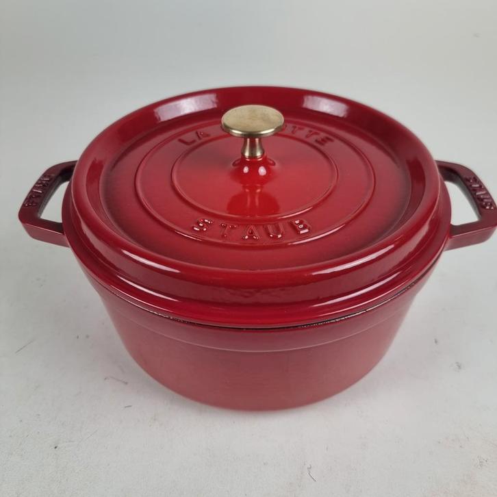 Staub Cocotte rond 24cm 3,7L in kersenrood, Huis en Inrichting, Keuken | Potten en Pannen, Nieuw, Koekenpan of Braadpan, Gietijzer