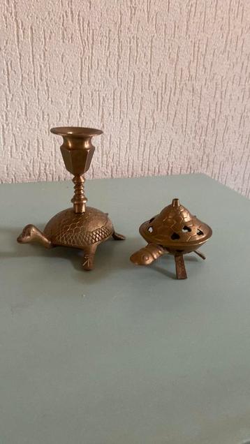 Bronzen kaarsenhouder en één wierookbrander beschikbaar voor biedingen