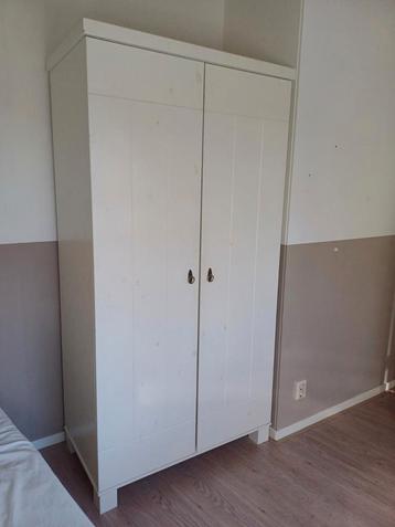 Witte houten kledingkast met 2 deuren beschikbaar voor biedingen