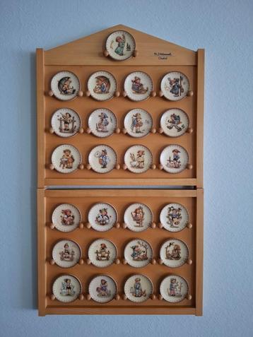 Verzameling van 25 Hummel bordjes op origineel wandrek beschikbaar voor biedingen