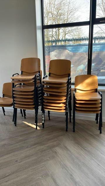 25 Stapelbare stoelen met gebruikssporen