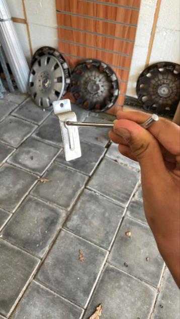 Wandhaakjes beschikbaar voor biedingen