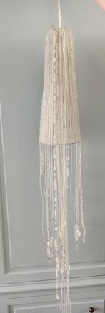 Witte hanglamp met kralen, nieuw in verpakking, Huis en Inrichting, Lampen | Hanglampen, Ophalen, Nieuw, 75 cm of meer, Glas