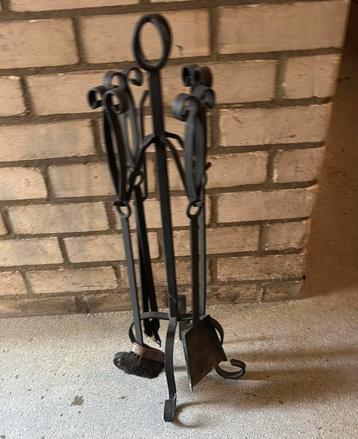 Smeedijzeren haardstel met houder (4-delig) beschikbaar voor biedingen
