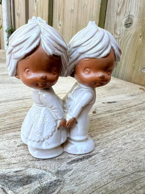 Lief vintage retro beeldje hand in hand stelletje, Verzamelen, Beelden en Beeldjes, Zo goed als nieuw, Dier, Ophalen of Verzenden