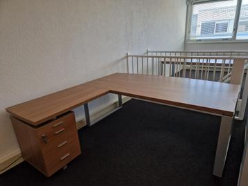 2x hoekbureau met ladeblok - in nieuwstaat 