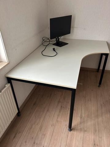 Groot bureau beschikbaar voor biedingen