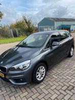 BMW 2-Serie Active Tourer 220i 192pk Aut 2015 Grijs, Auto's, BMW, 1998 cc, 730 kg, Origineel Nederlands, 75 €/maand