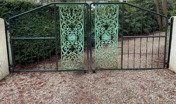 Grote oude stalen poort beschikbaar voor biedingen