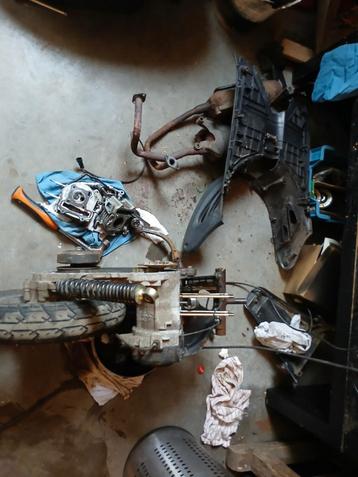 Incomplete scooter + 2 motorblokken + alle onderdelen beschikbaar voor biedingen