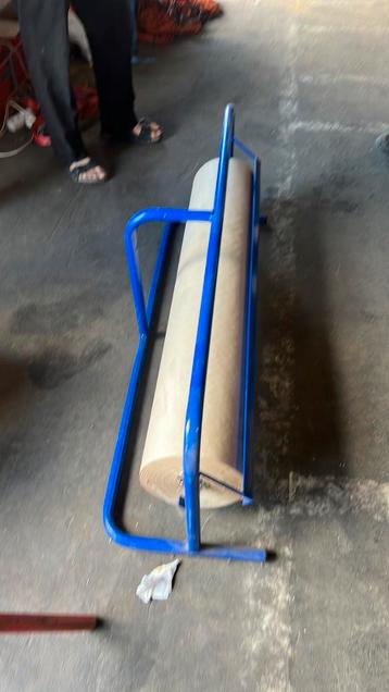 PAPIERROLHOUDER MET MES 100CM beschikbaar voor biedingen