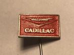 Metalen CADDILAC Automerk Speld (Rood/Metaalkleur)., Verzamelen, Speldjes, Pins en Buttons, Verzenden, Zo goed als nieuw, Transport