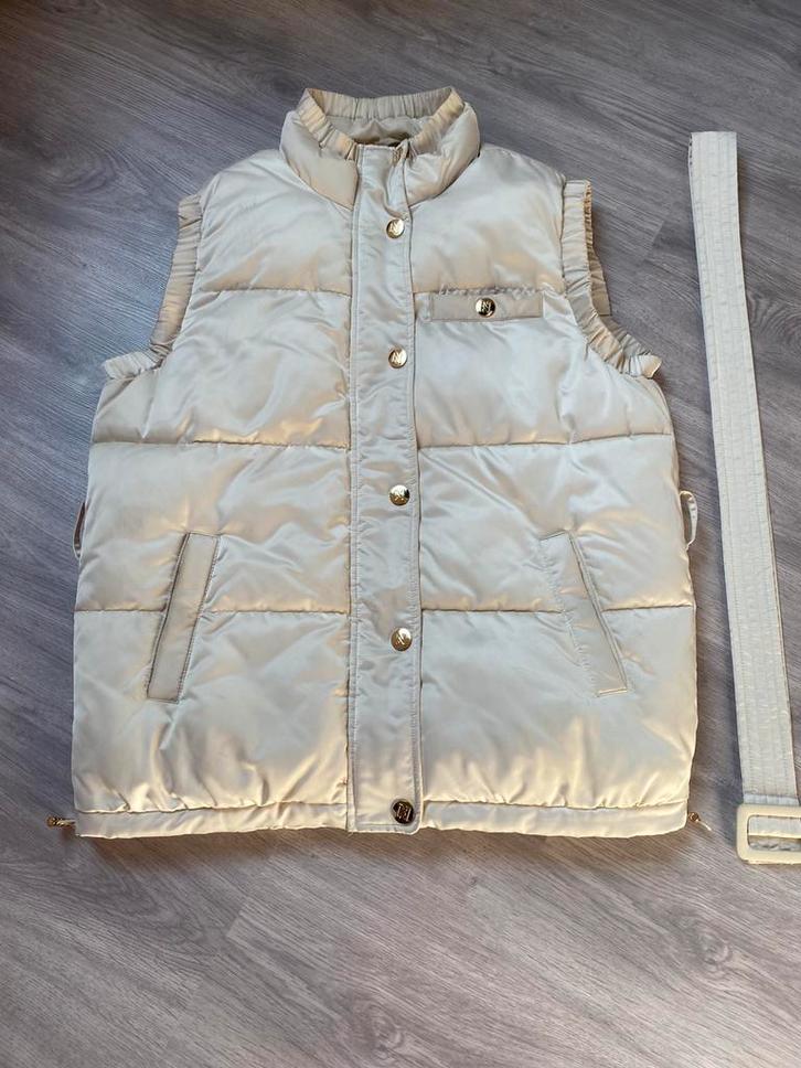 Creme bodywarmer met gouden knopen van Nikkie, Kleding | Dames, Bodywarmers, Zo goed als nieuw, Maat 36 (S), Beige, Ophalen of Verzenden