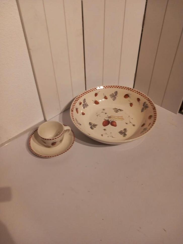 Jet Aardbeien servies., Huis en Inrichting, Keuken | Servies, Zo goed als nieuw, Overige stijlen, Porselein, Ophalen of Verzenden
