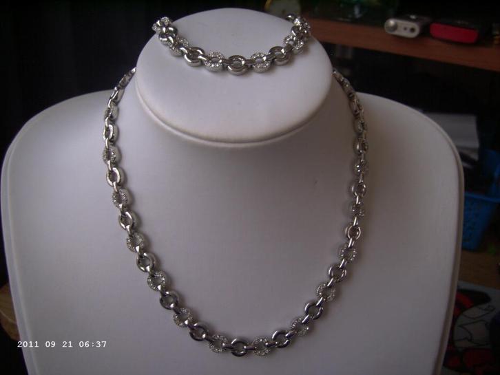 Een Zilverkleurige Sieraden Set met Strass steentjes, Sieraden, Tassen en Uiterlijk, Antieke sieraden, Ketting, Overige materialen