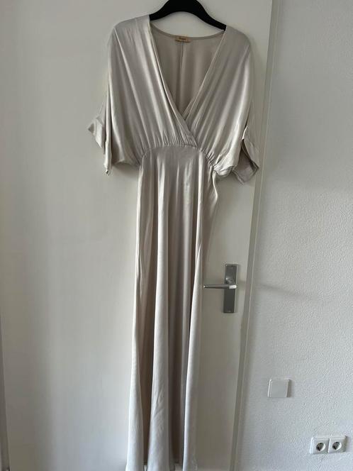 Lange stijlvolle parelkleur jurk met 3/4 vlinder mouw S/M, Kleding | Dames, Jurken, Nieuw, Maat 36 (S), Beige, Onder de knie, Ophalen of Verzenden