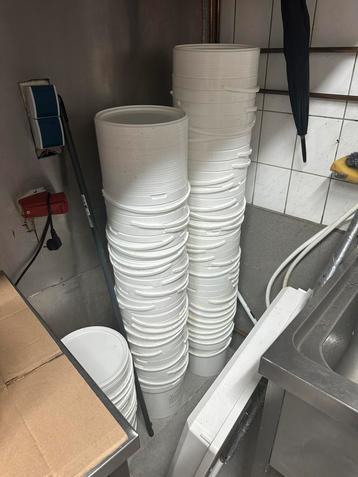 Plastic emmers met deksel 10 liter beschikbaar voor biedingen