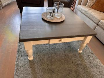 Gratis sfeervolle salontafel beschikbaar voor biedingen
