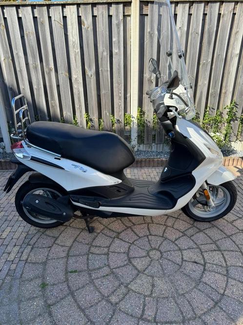 Witte Piaggio Fly / bouwjaar 10-2014 / KM-stand 17401, Fietsen en Brommers, Snorfietsen en Snorscooters, Gebruikt, Piaggio, Benzine