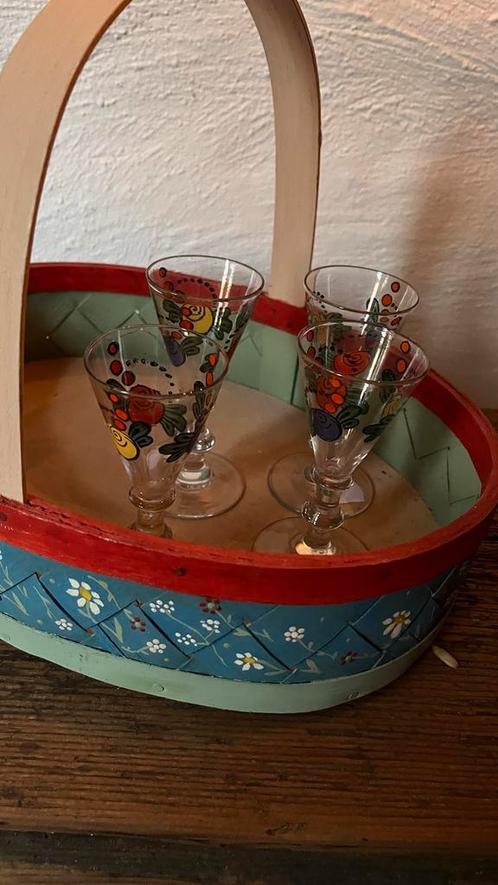 Zweeds Plukmandje met Likeurglaasjes, Antiek en Kunst, Antiek | Glas en Kristal, Ophalen of Verzenden