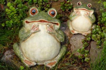 Mooi en leuk beeld, tuinbeeld, vrolijke groene Kikker beschikbaar voor biedingen