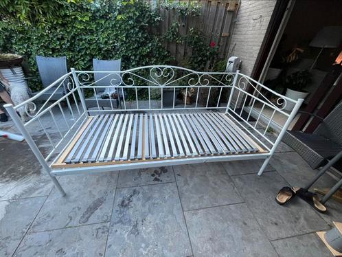 Stalen bed, gebroken wit incl latenbodem, Huis en Inrichting, Slaapkamer | Bedden, Gebruikt, Eenpersoons, 90 cm, 200 cm, Metaal