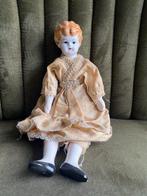 Antieke porseleinen pop met stoffen lijf, Ophalen of Verzenden