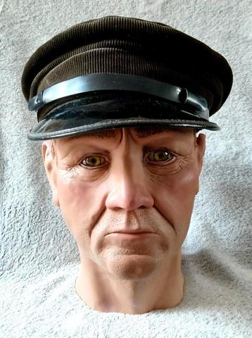 Displayhoofd Militaria, pet of helm beschikbaar voor biedingen