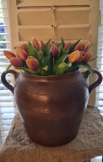Franse Grespot/aardewerken pot met tulpen  beschikbaar voor biedingen