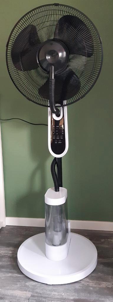 Te koop: Standventilator met mistfunctie., Witgoed en Apparatuur, Ventilatoren, Zo goed als nieuw, Vloerventilator, Ventilator met afstandsbediening