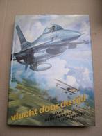Boek: Vlucht door de tijd : 75 jaar Koninklijke Luchtmacht, Verzamelen, Militaria | Algemeen, Nederland, Boek of Tijdschrift, Luchtmacht