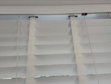 Witte jaloezieën ( hout) beschikbaar voor biedingen