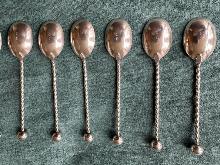 12 mooie verzilverde theelepeltjes gedraaid met stijlappel, Antiek en Kunst, Antiek | Bestek, Ophalen of Verzenden